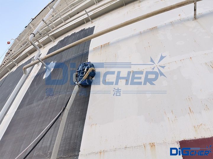 油罐除銹機(jī)器人作業(yè)實景